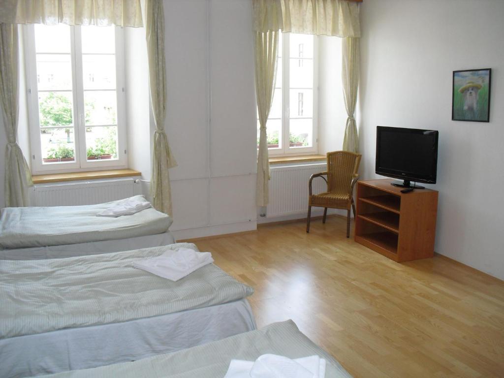 Mestsky Hotel Dorinka Hostinné Rom bilde