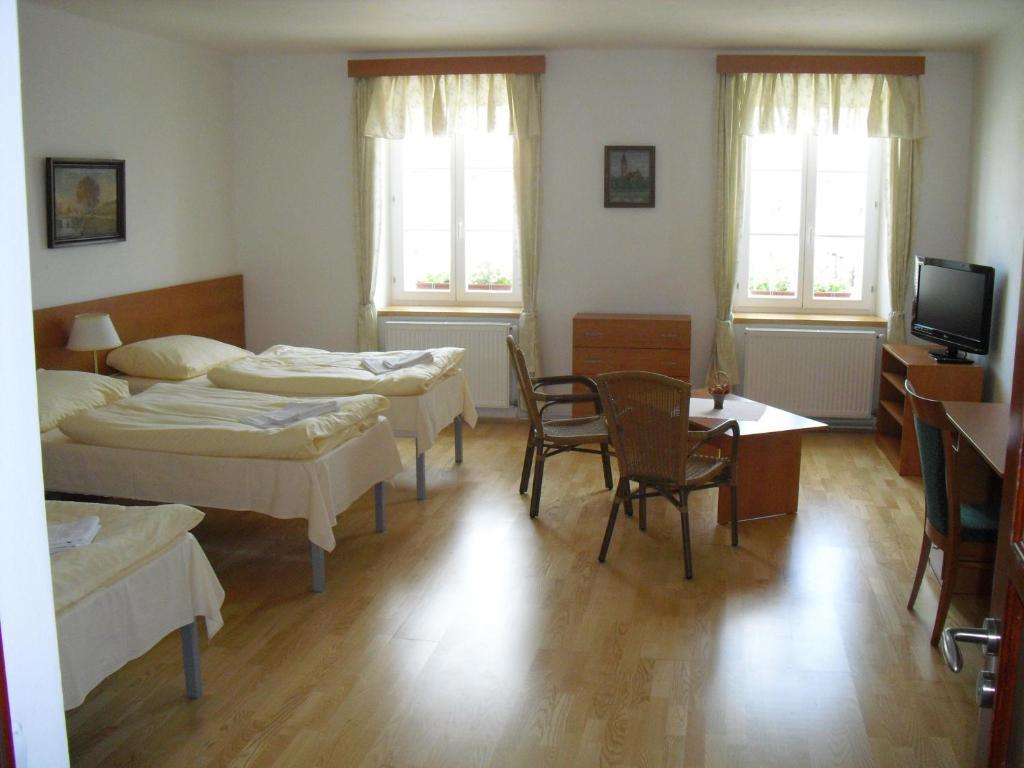 Mestsky Hotel Dorinka Hostinné Rom bilde