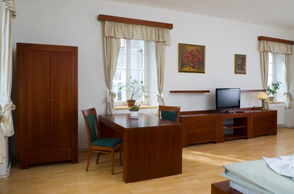 Mestsky Hotel Dorinka Hostinné Rom bilde