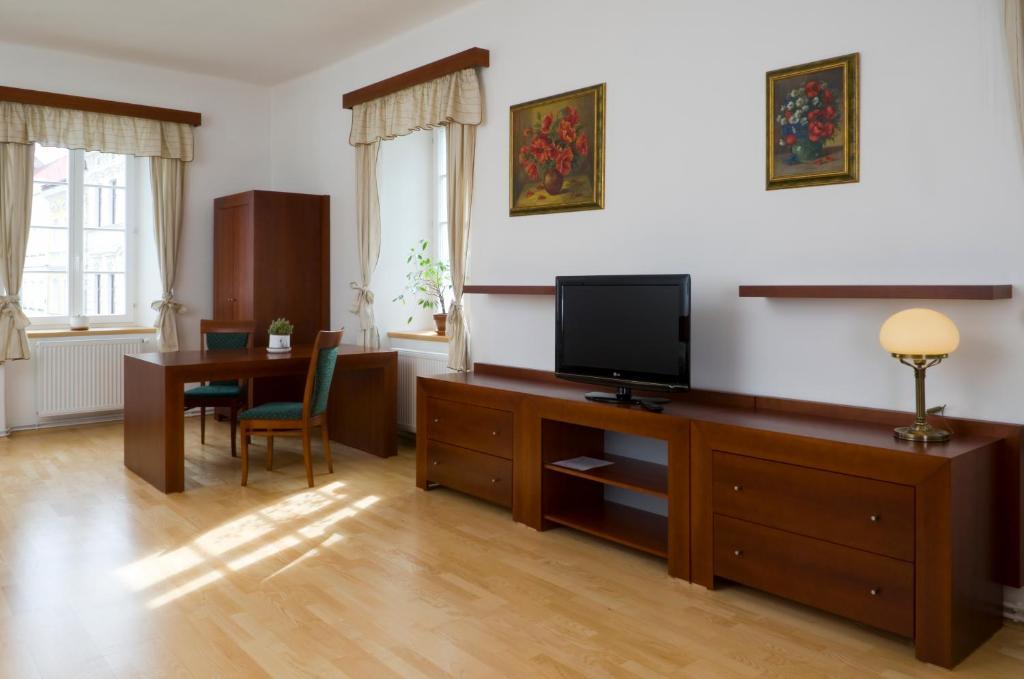 Mestsky Hotel Dorinka Hostinné Rom bilde