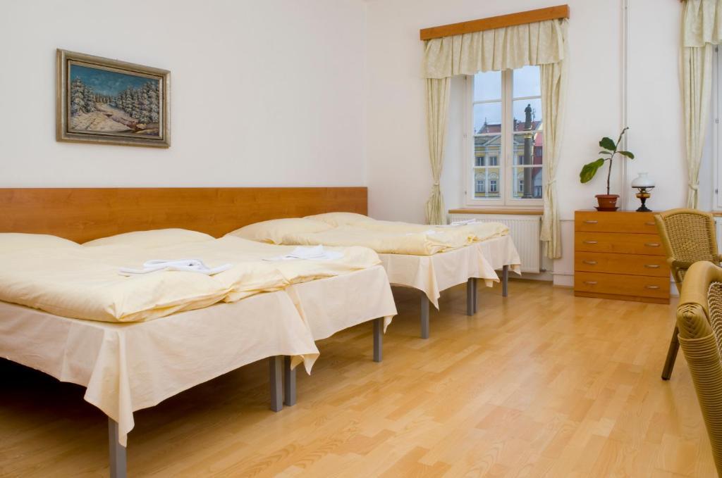 Mestsky Hotel Dorinka Hostinné Rom bilde