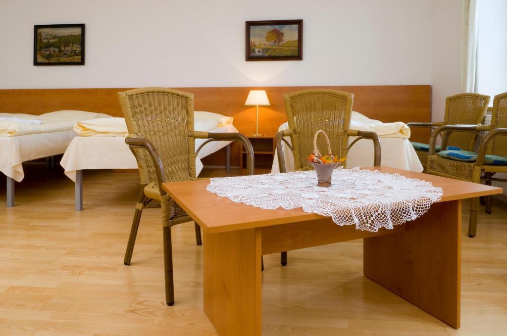 Mestsky Hotel Dorinka Hostinné Rom bilde
