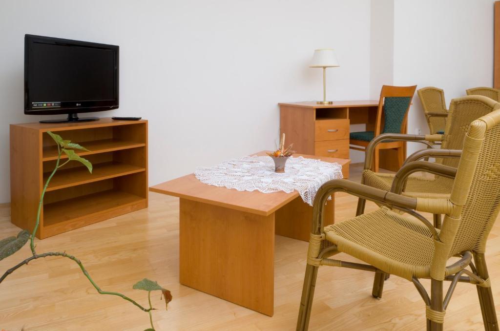 Mestsky Hotel Dorinka Hostinné Rom bilde