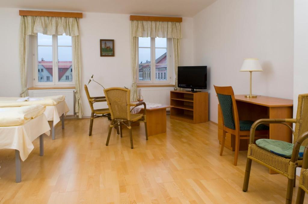 Mestsky Hotel Dorinka Hostinné Rom bilde