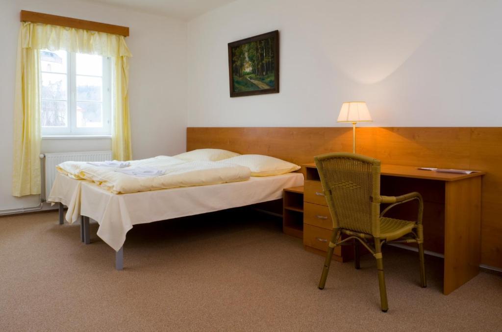 Mestsky Hotel Dorinka Hostinné Rom bilde