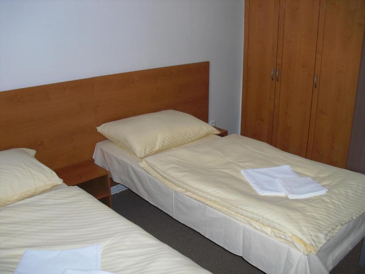 Mestsky Hotel Dorinka Hostinné Rom bilde