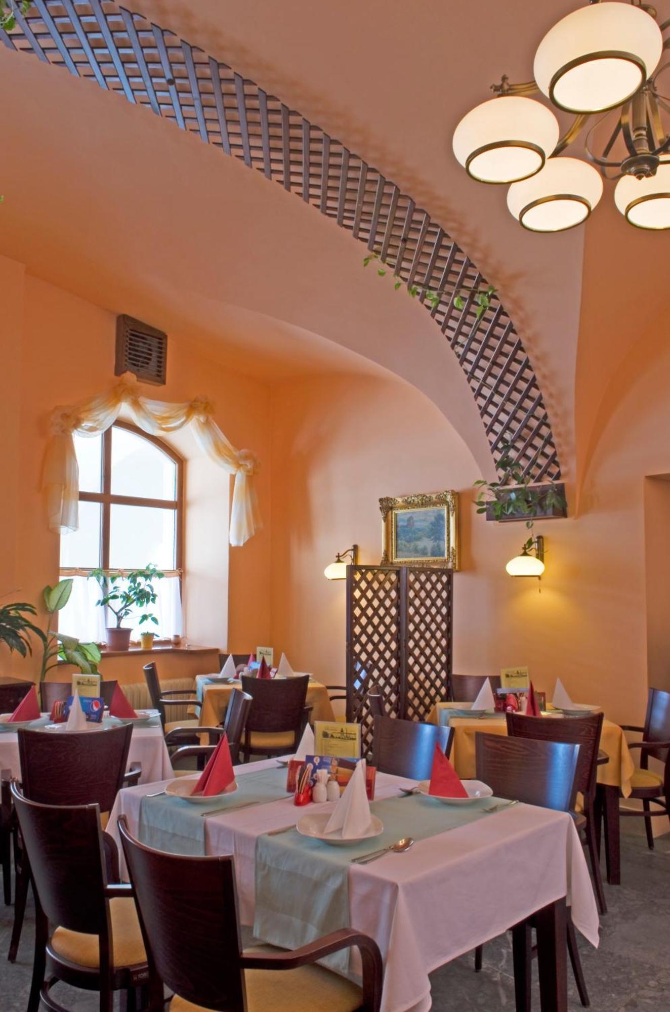 Mestsky Hotel Dorinka Hostinné Eksteriør bilde