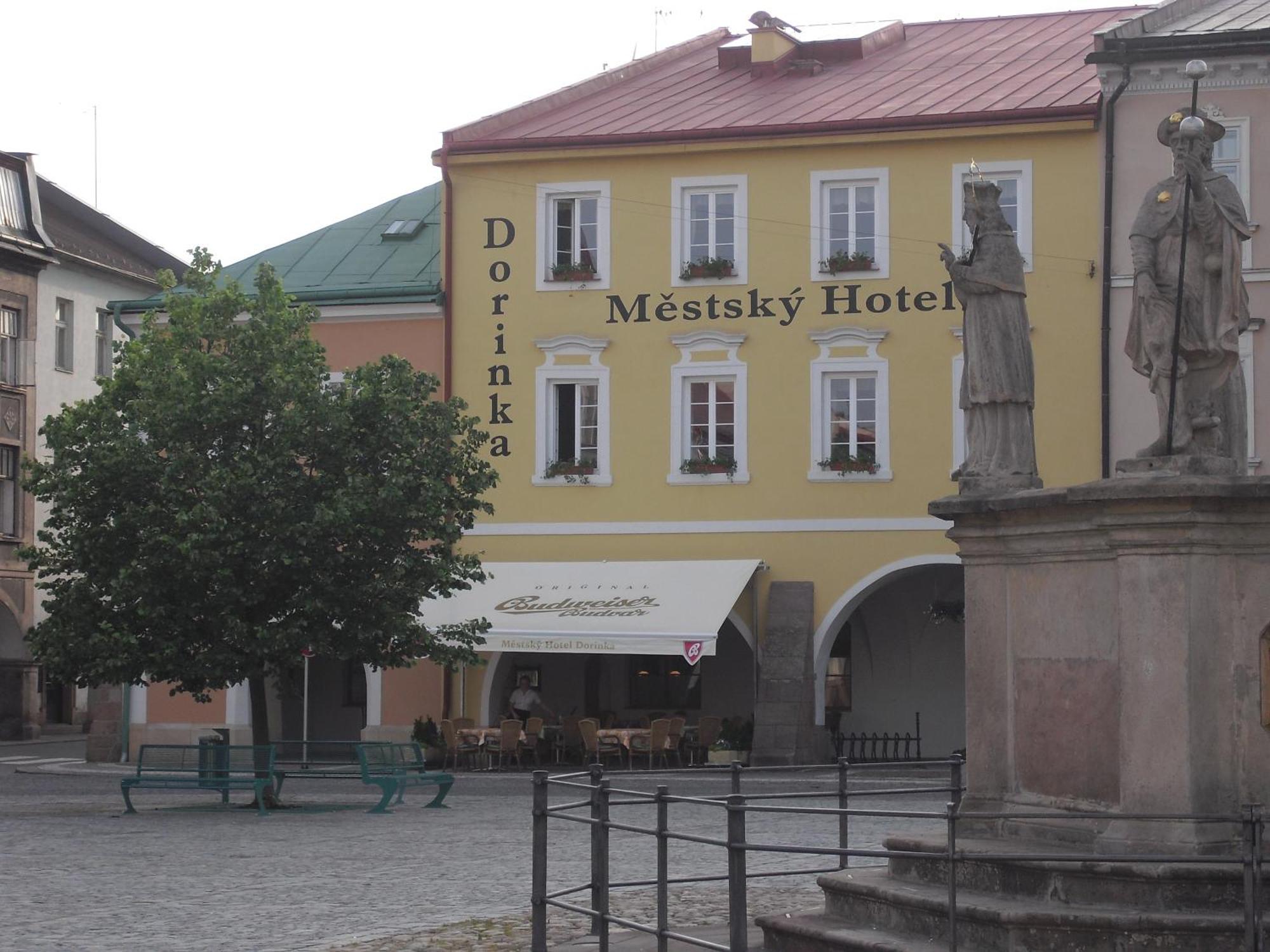 Mestsky Hotel Dorinka Hostinné Eksteriør bilde