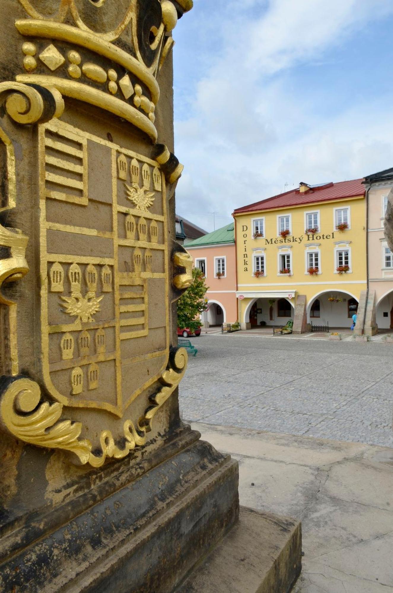 Mestsky Hotel Dorinka Hostinné Eksteriør bilde