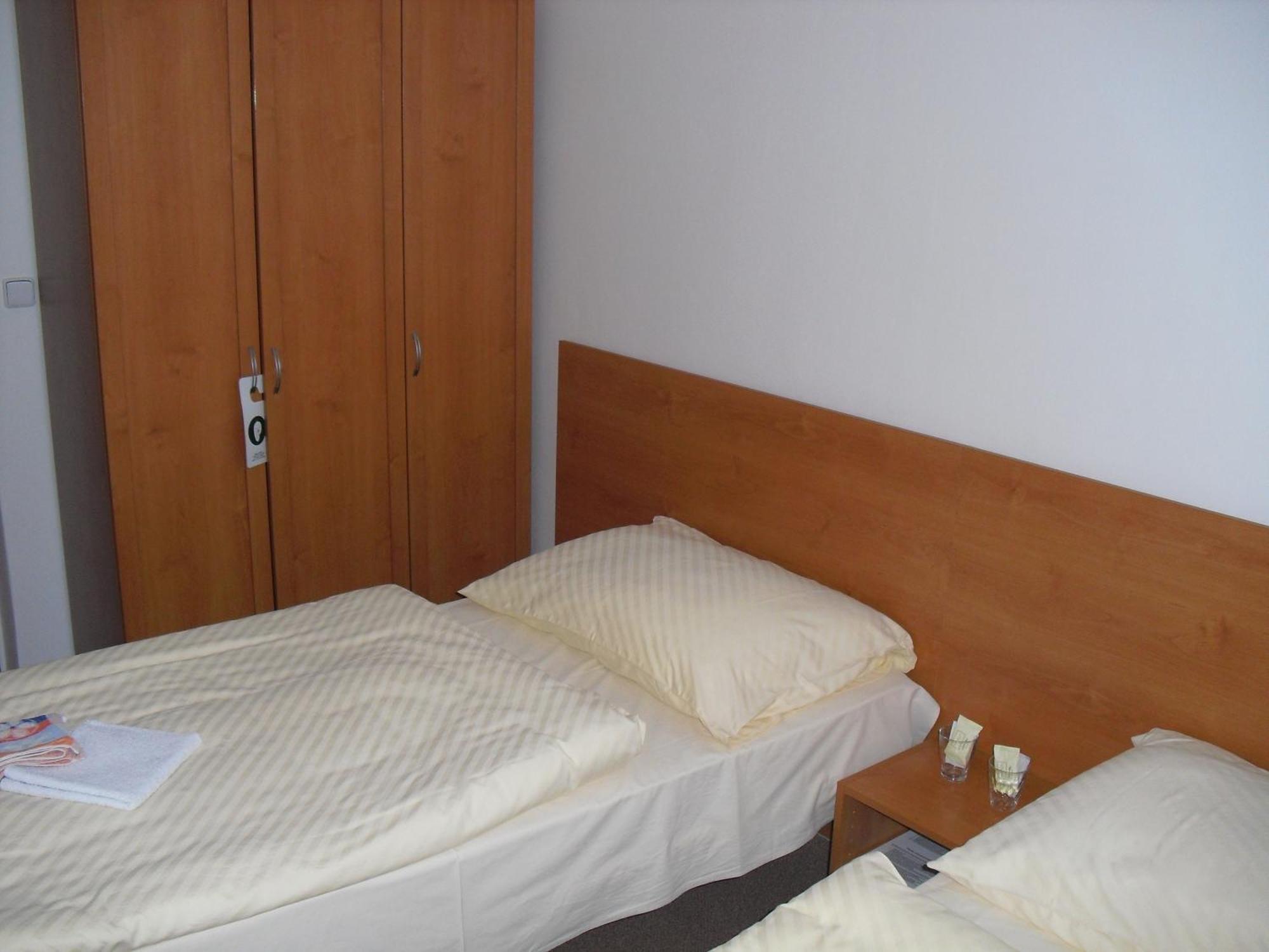 Mestsky Hotel Dorinka Hostinné Rom bilde