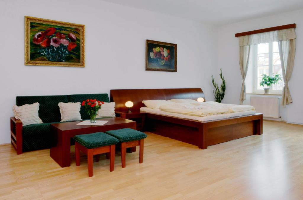 Mestsky Hotel Dorinka Hostinné Rom bilde