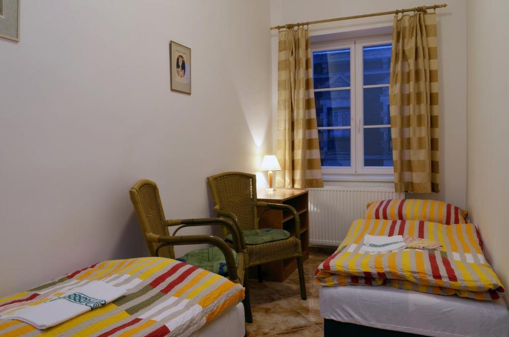 Mestsky Hotel Dorinka Hostinné Rom bilde