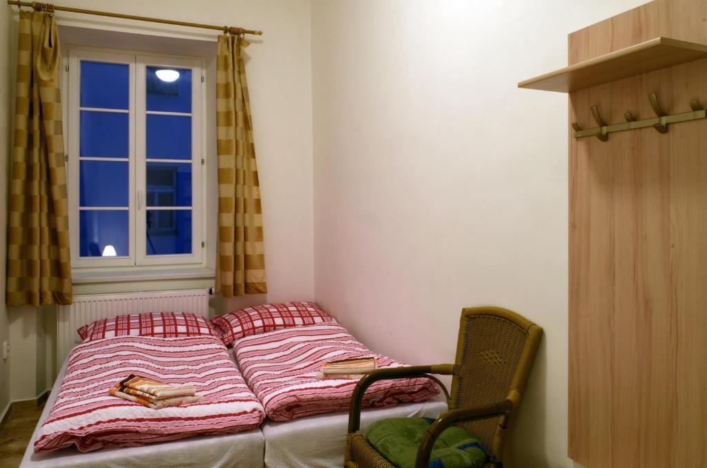 Mestsky Hotel Dorinka Hostinné Rom bilde