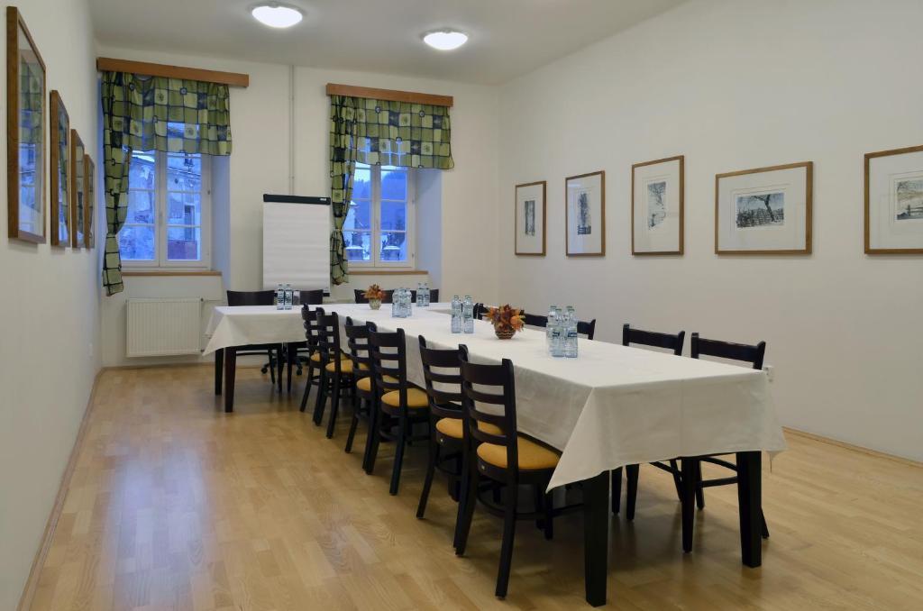 Mestsky Hotel Dorinka Hostinné Eksteriør bilde