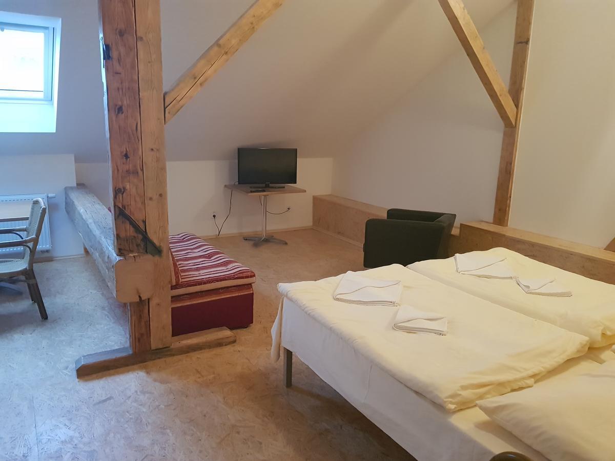 Mestsky Hotel Dorinka Hostinné Eksteriør bilde
