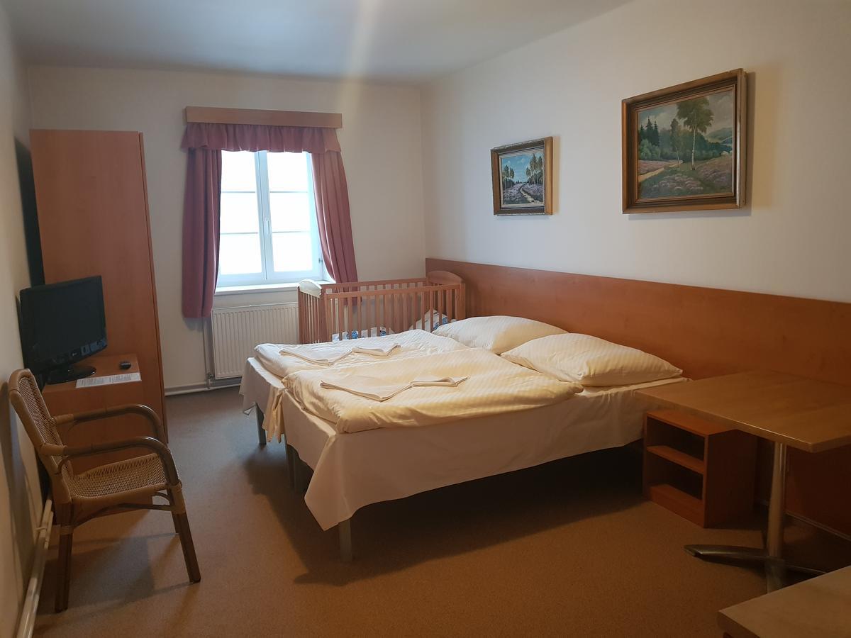 Mestsky Hotel Dorinka Hostinné Eksteriør bilde