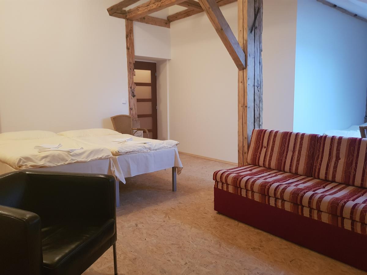 Mestsky Hotel Dorinka Hostinné Eksteriør bilde