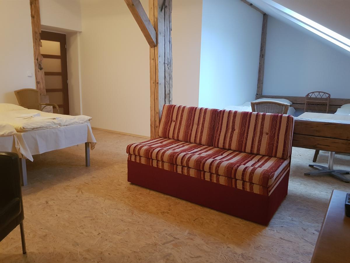 Mestsky Hotel Dorinka Hostinné Eksteriør bilde