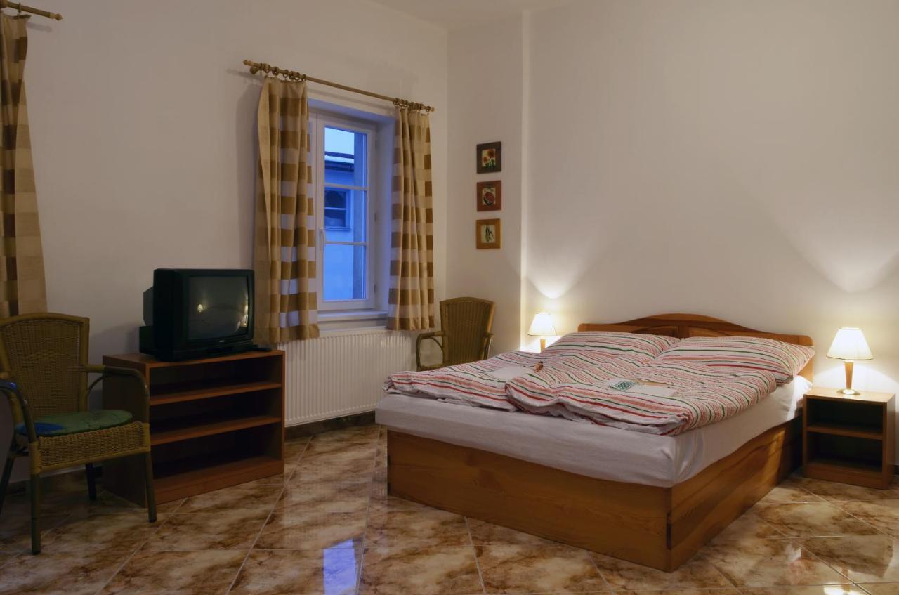 Mestsky Hotel Dorinka Hostinné Rom bilde