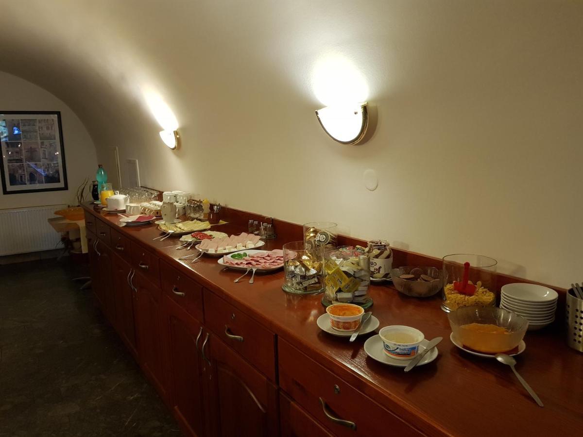 Mestsky Hotel Dorinka Hostinné Eksteriør bilde