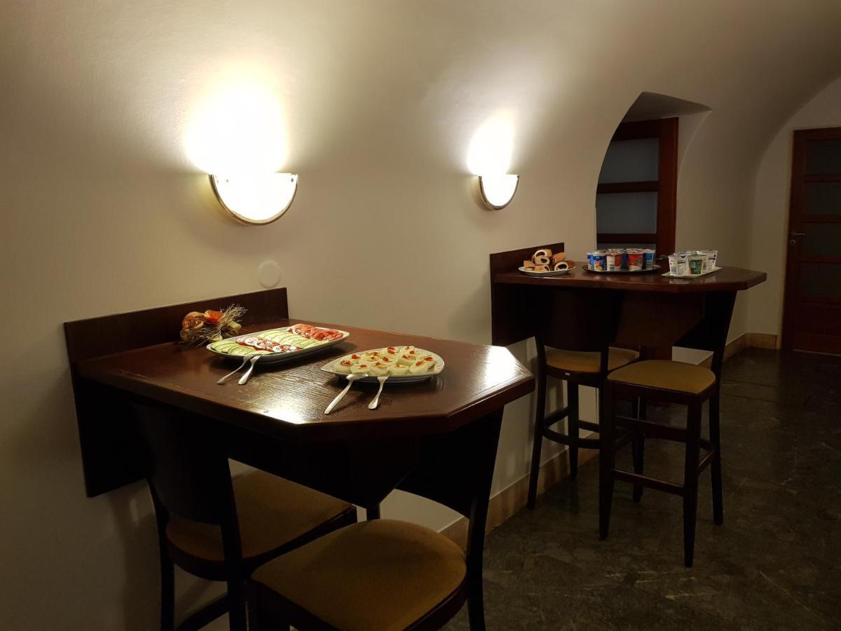 Mestsky Hotel Dorinka Hostinné Eksteriør bilde