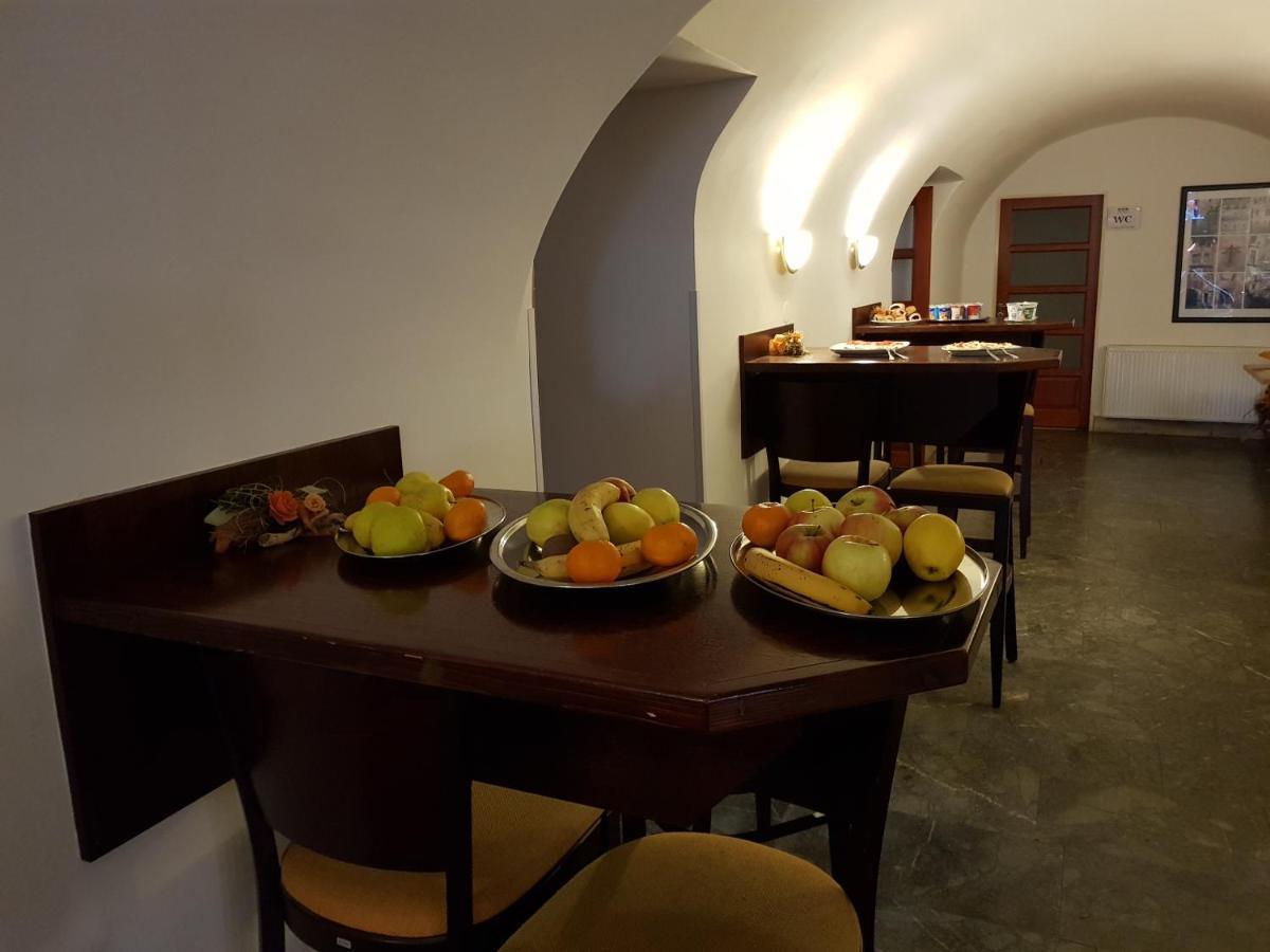 Mestsky Hotel Dorinka Hostinné Eksteriør bilde